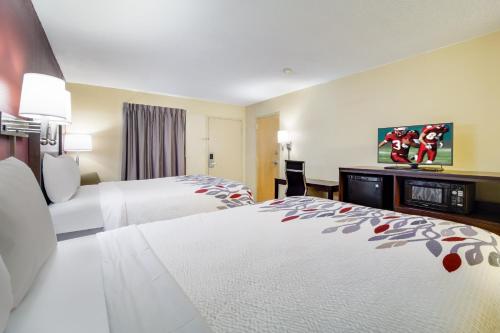 A bed or beds in a room at Red Roof Inn Augusta – Washington Road