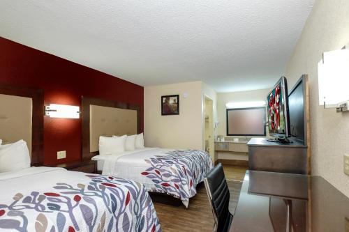 Un pat sau paturi într-o cameră la Red Roof Inn Columbus, MS