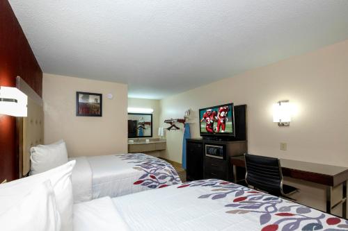 Ένα ή περισσότερα κρεβάτια σε δωμάτιο στο Red Roof Inn Columbus, MS
