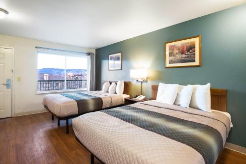 Postel nebo postele na pokoji v ubytování HomeTowne Studios by Red Roof Colorado Springs - Airport