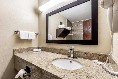 Kylpyhuone majoituspaikassa Red Roof Inn PLUS & Suites Houston - IAH Airport SW