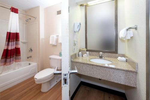 A bathroom at Red Roof Inn Tinton Falls-Jersey Shore