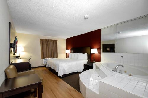 Gulta vai gultas numurā naktsmītnē Red Roof Inn PLUS+ & Suites Opelika