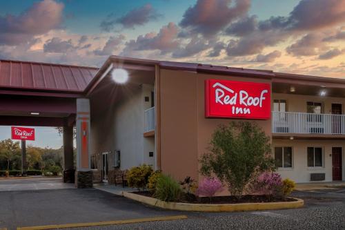 a red roof inn sign on the side of a building at Red Roof Inn Ellenton - Bradenton NE in Ellenton