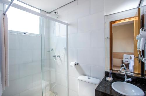 Bilik mandi di Hotel Metrópole Paulínia