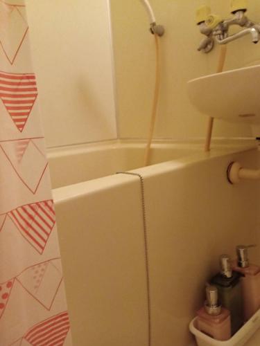 a bathroom with a sink and a bath tub at HAKUBA IKEDA LIFE KAN APARTMENTS in Hakuba