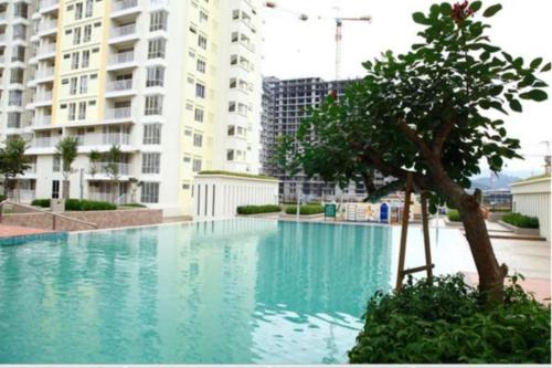 a large swimming pool in front of a building at Dorm Melati Pak Abu in Kuala Lumpur