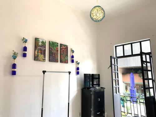 een kamer met een koelkast en schilderijen aan de muur bij La Histórica CDMX in Mexico-Stad