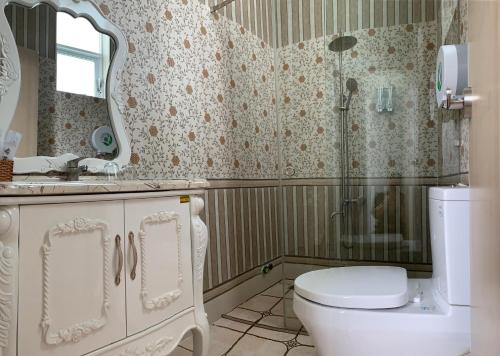 La salle de bains est pourvue de toilettes, d'un lavabo et d'une douche. dans l'établissement Linh Phuong 5 Hotel, à Cần Thơ