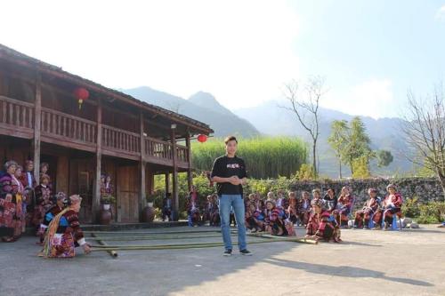 a man standing in front of a crowd of people at Lo Lo Homestay & Cafe Meo Vac in Mèo Vạc