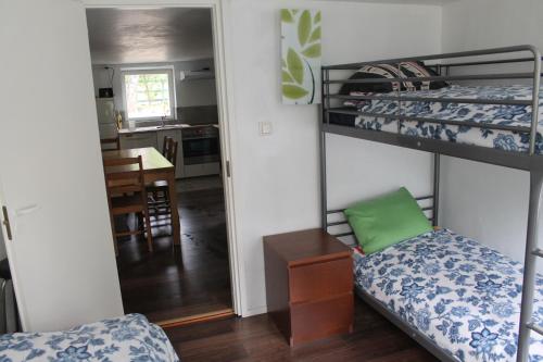 Zimmer mit 2 Etagenbetten und einer Küche in der Unterkunft Helsinki Hideaway in Helsinki