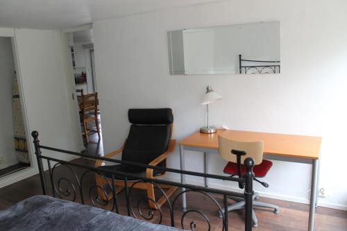a bedroom with a desk and two chairs at Helsinki Hideaway in Helsinki