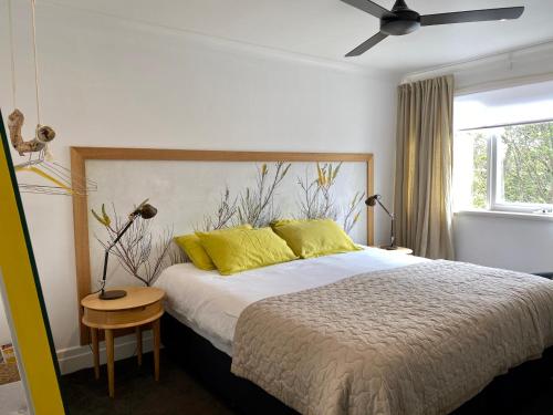 1 dormitorio con 1 cama grande con almohadas amarillas en Sunny Side Up B&B Rye, en Rye