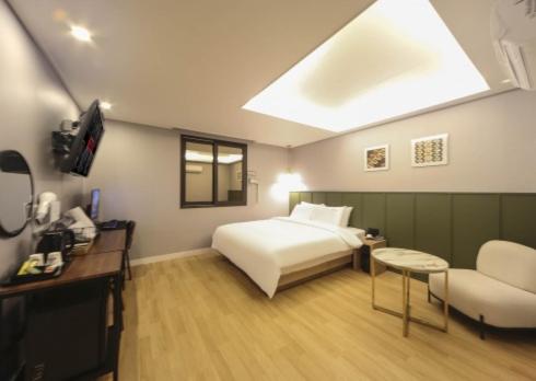 Tempat tidur dalam kamar di The Stone Bridge Hotel Sasang