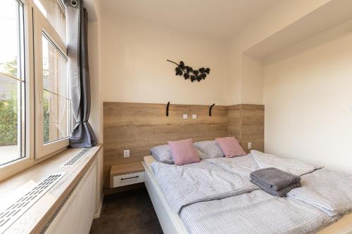 Ένα ή περισσότερα κρεβάτια σε δωμάτιο στο Apartsee Wellness Plzeň
