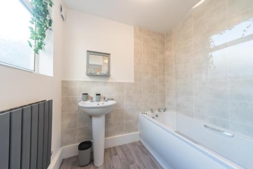 A bathroom at Saks 3 Bed - 2 Living Area House in Newland Ave Hull