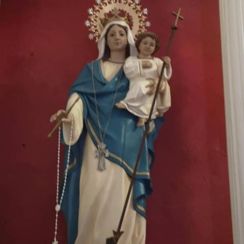 a statue of an angel holding a rosary at Casa Rural El Chorritero in Ovejuela