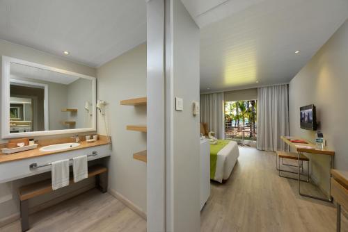 Телевизор и/или развлекательный центр в Mauricia Beachcomber Resort & Spa