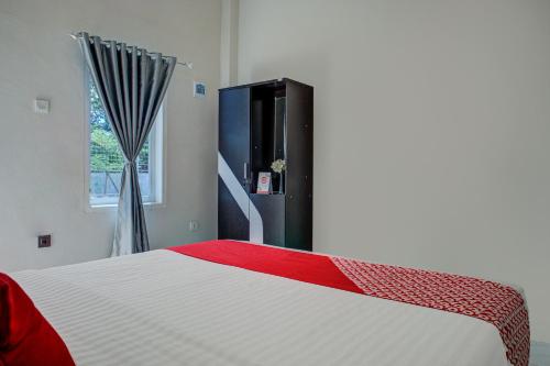 Tempat tidur dalam kamar di OYO 3266 Alifah Residence Syariah