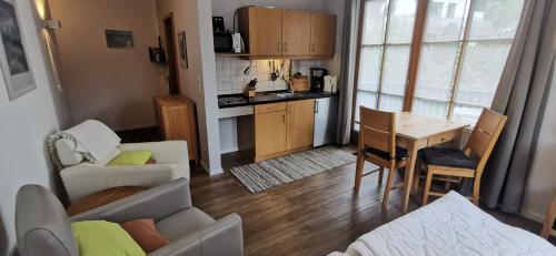 pequeña sala de estar con cocina y mesa en Ferienland Sonnenwald, en Schöfweg