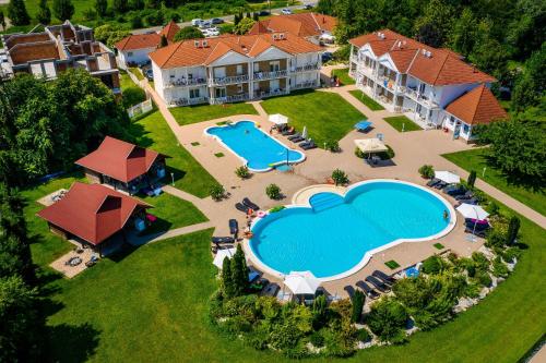 an aerial view of a house with a swimming pool at Aranyszarvas Panzió, Étterem és Grillterasz in Szarvas