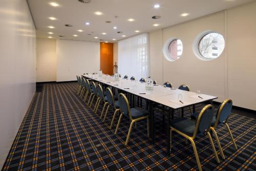 a conference room with a long table and chairs at H+ Hotel Köln Hürth in Hürth