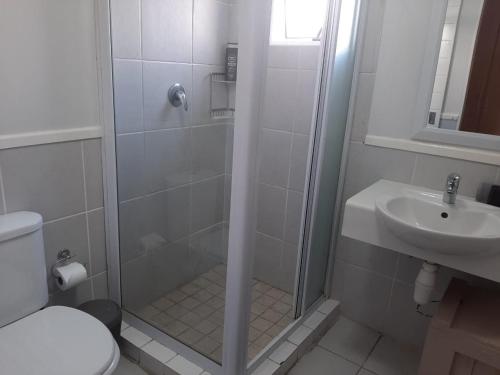 Ένα μπάνιο στο Malachite Mews - Centrally Located Cosy Apartment In Knysna