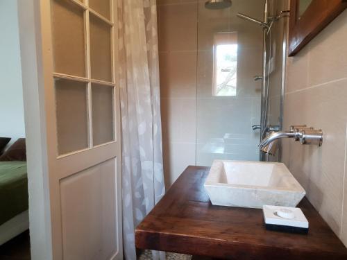 uma casa de banho com um lavatório numa mesa de madeira em Casa Argentera em Argentera