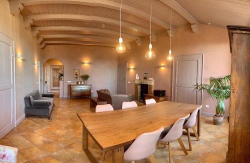 a dining room with a wooden table and chairs at Apartments by La Zuppa Inglese in Assisi