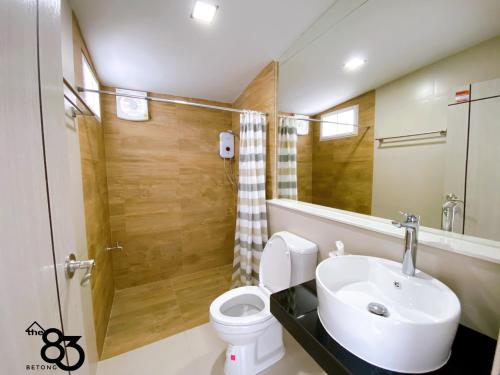 ein Bad mit einem Waschbecken, einem WC und einer Dusche in der Unterkunft The 83 Betong GuestHouse in Betong