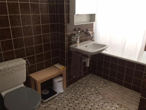 a bathroom with a sink and a toilet at Curtinfess Owen in Bivio