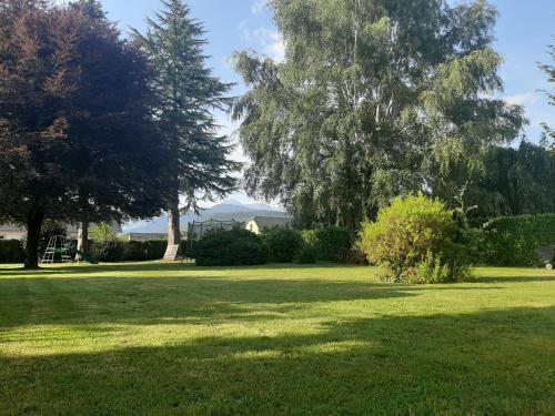 een park met bomen en een grasveld bij Chambre Candésie in Pouzac