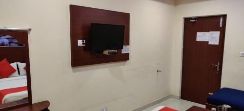TV a/nebo společenská místnost v ubytování Kumaran Millenium Residency