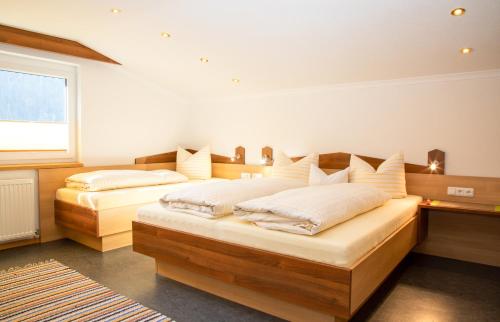 Een bed of bedden in een kamer bij Haus Tirol