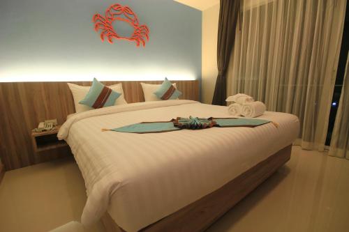 En eller flere senge i et værelse på Di Pantai Boutique Beach Resort