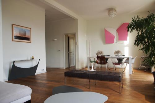 un soggiorno con tavolo e sedie di Villa Yvonne - Superbe vue Deco chic Confort et Climatisation a Marsiglia