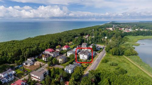 una vista aérea de una casa con un rectángulo rojo en Arielle, en Łazy