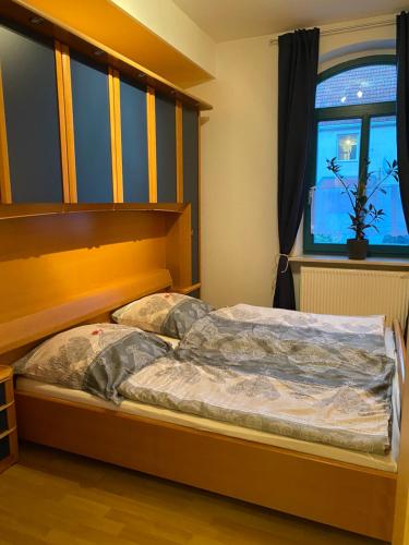 1 cama en una habitación con ventana en Ferienwohnung am Stadtgraben, en Wilsdruff