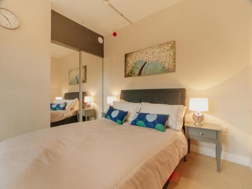 מיטה או מיטות בחדר ב-Bessemer House Apartments
