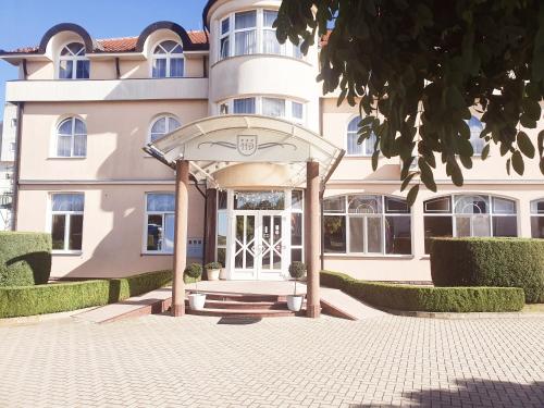 a building with an archway in front of it at Hotel Đakovo in Đakovo