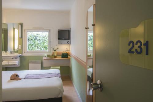 Postel nebo postele na pokoji v ubytování ibis budget Antibes Sophia Antipolis