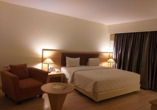 Tempat tidur dalam kamar di D'Grande Hotel Batam