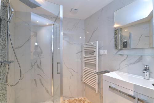 a bathroom with a shower and a sink at Chez Madeleine in Châtenois