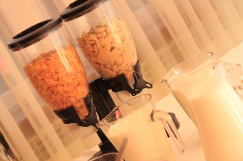 a blender with peanut butter and cookies in it at OKRĄGLAK Residence Sosnowiec in Sosnowiec