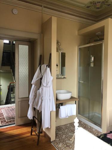 łazienka z ręcznikiem wiszącym na ścianie w obiekcie Villa il Maiale Bianco Bed & Breakfast w mieście San Fedele Intelvi