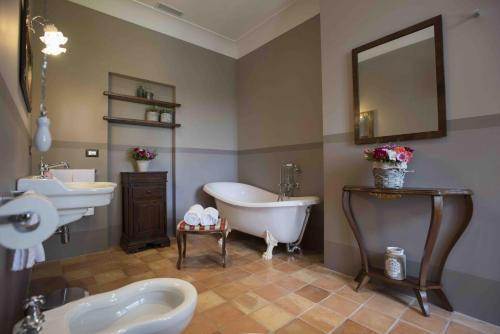 uma casa de banho com 2 lavatórios e uma banheira e uma banheira em Villa Teloni em San Severino Marche