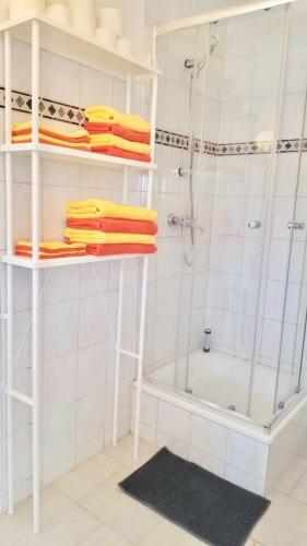 a white bathroom with towels and a shower at Ferienwohnungen in der Uckermark in Schönermark