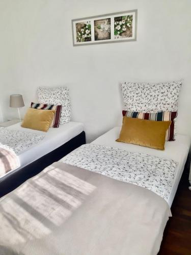 two beds sitting next to each other in a bedroom at Ferienwohnungen in der Uckermark in Schönermark