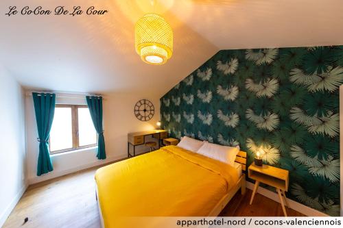 - une chambre avec un lit jaune et un mur vert dans l'établissement Le CoCon De La Cour, à Valenciennes