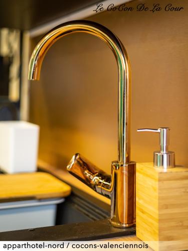 - un évier avec un robinet en laiton dans l'établissement Le CoCon De La Cour, à Valenciennes